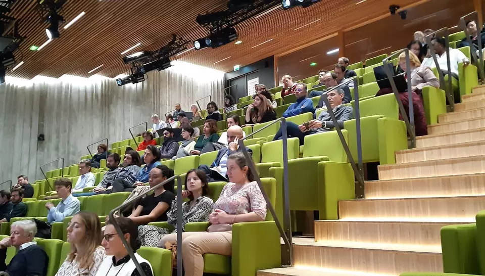 auditorium grand angle avec spectateurs 