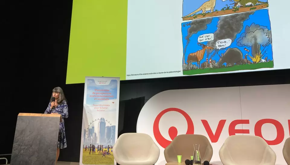 Catherine Chevauché, Directrice Nature de Veolia, sur le pupitre de la scène, prononce son discours d'ouverture pour la conférence. 