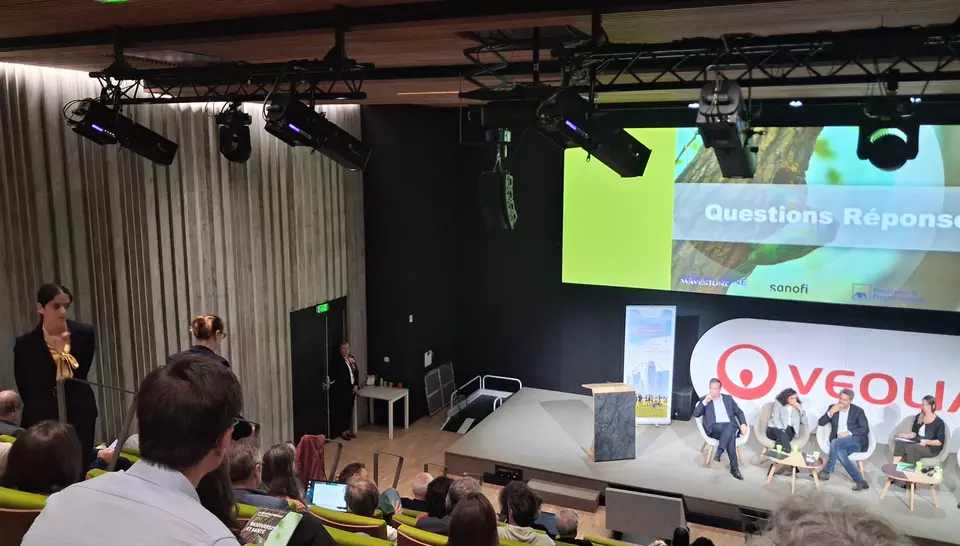 public de la conférence, sans visages 