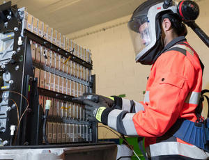 Démantèlement d’une batterie - Photo © Veolia