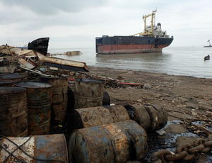 Démantèlement de navires sur une plage du Bangladesh en 2014 © ONG Shipbreaking Platform 2014