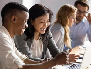 Des personnes, assises, parlent