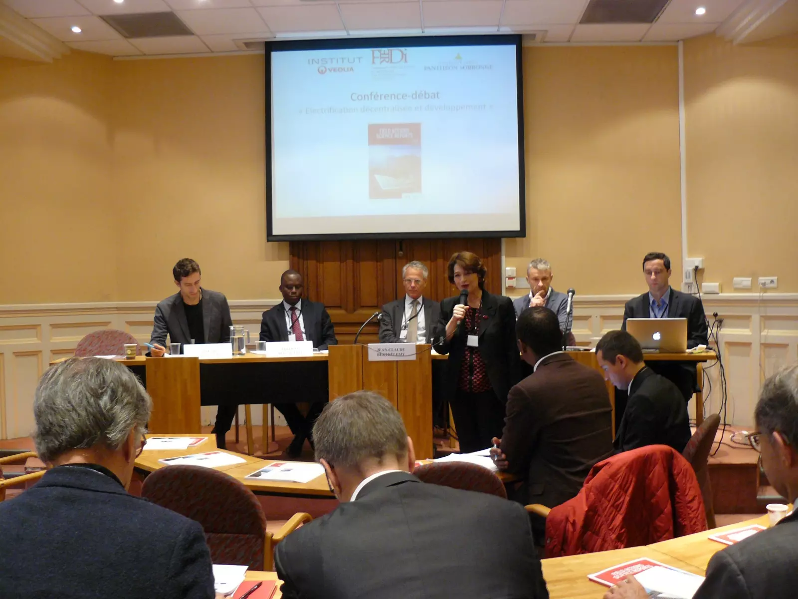 Conférence débat "Electrification décentralisée et développement" - Présentation par Dinah