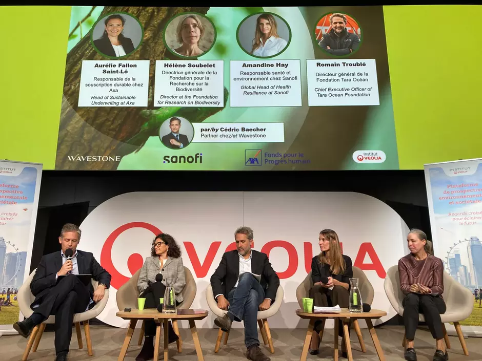 photo du panel ds invités de la conférence sur la biodiversité et la santé. Tous assis avec en fond, une présentation de leurs profils 